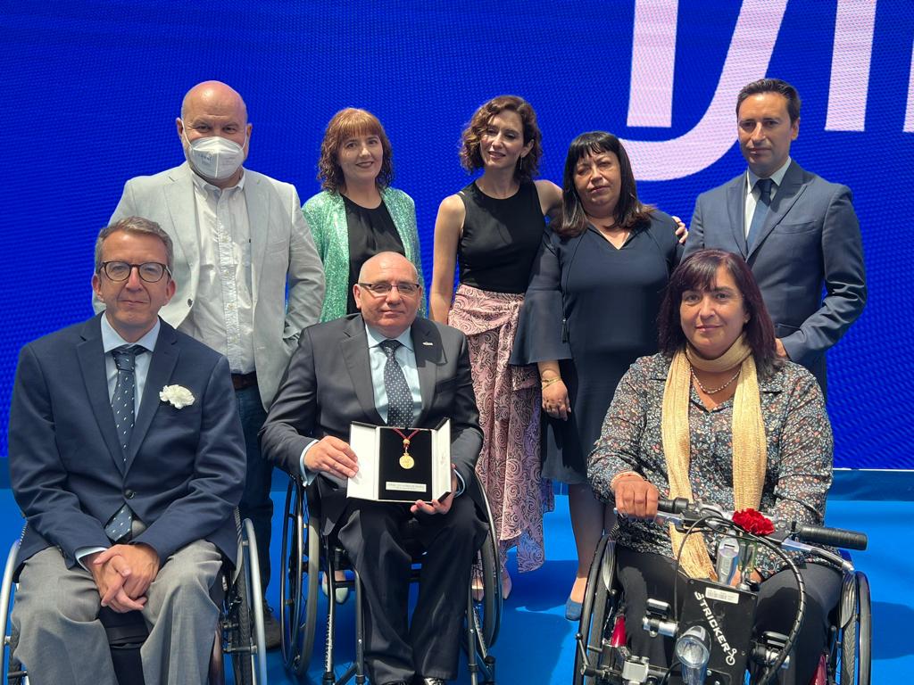 Un grupo de personas con parálisis cerebral posa con la presidenta de la Comunidad de Madrid con motivo de unos premios